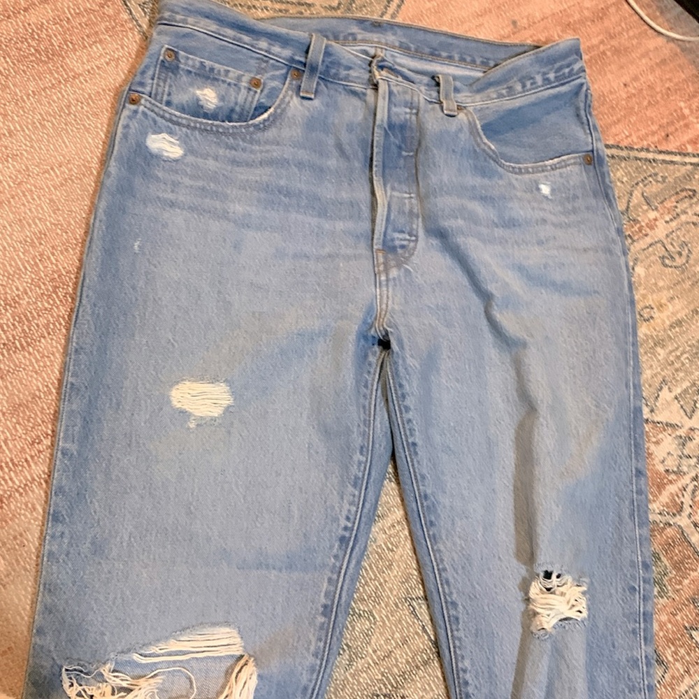 Women’s Levi’s 501 cropped jeans in destructed medium wash